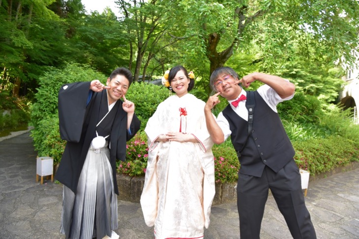 上賀茂神社で白無垢と色打掛けでの洋髪髪型ヘアスタイルでの結婚式の写真
