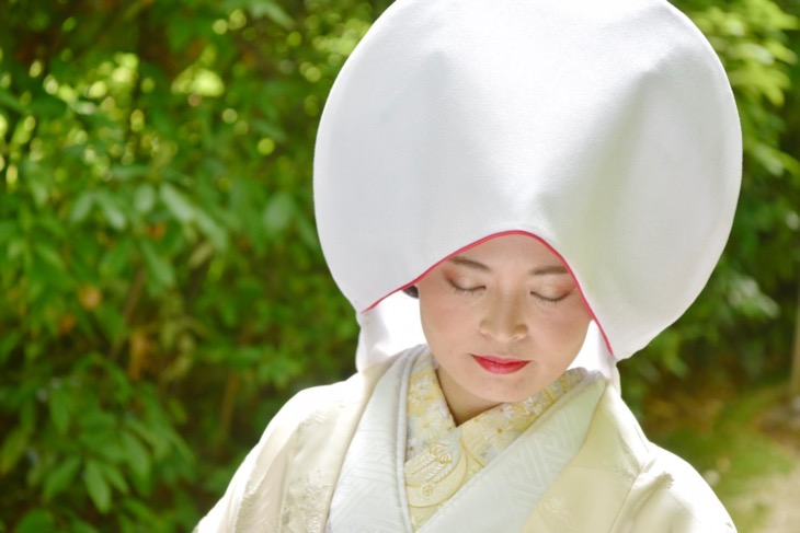 上賀茂神社で白無垢と色打掛けでの洋髪髪型ヘアスタイルでの結婚式の写真