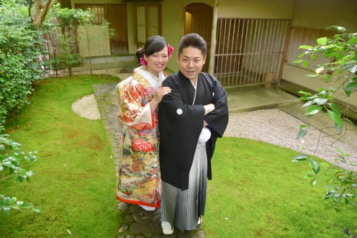 上賀茂神社で白無垢と色打掛けでの洋髪髪型ヘアスタイルでの結婚式の写真