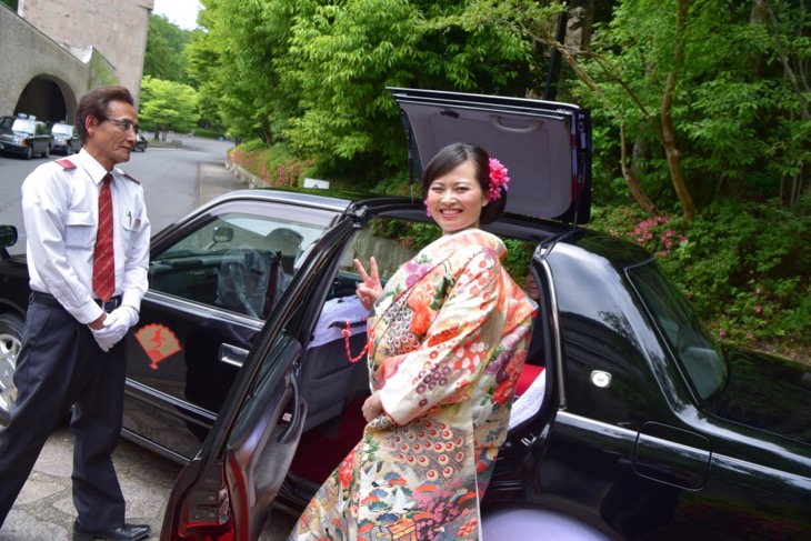 上賀茂神社で白無垢と色打掛けでの洋髪髪型ヘアスタイルでの結婚式の写真
