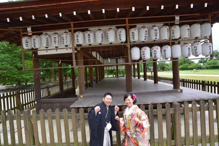 上賀茂神社で白無垢と色打掛けでの洋髪髪型ヘアスタイルでの結婚式の写真