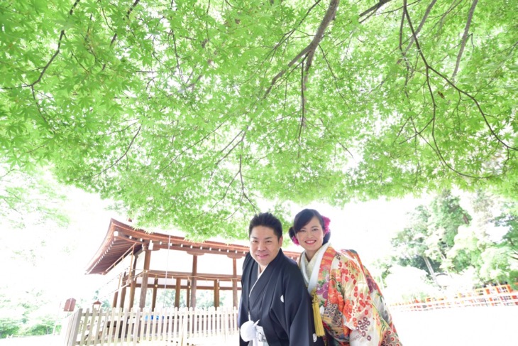 上賀茂神社で白無垢と色打掛けでの洋髪髪型ヘアスタイルでの結婚式の写真