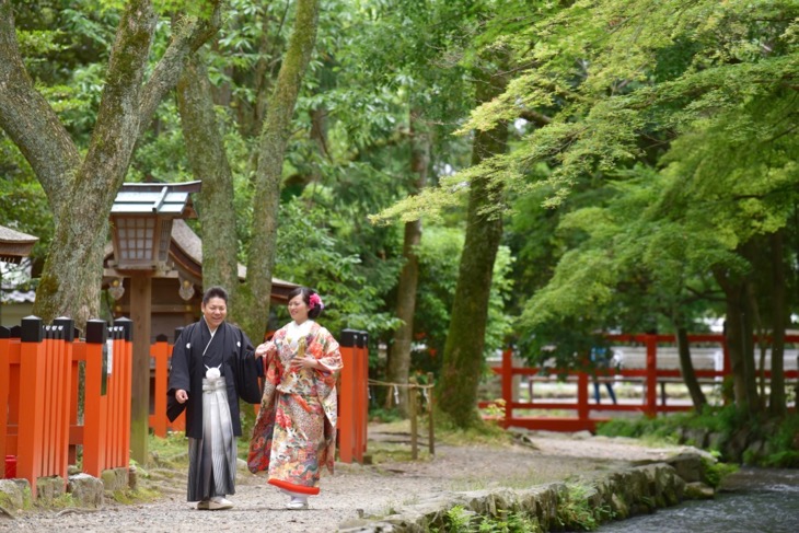 上賀茂神社で白無垢と色打掛けでの洋髪髪型ヘアスタイルでの結婚式の写真