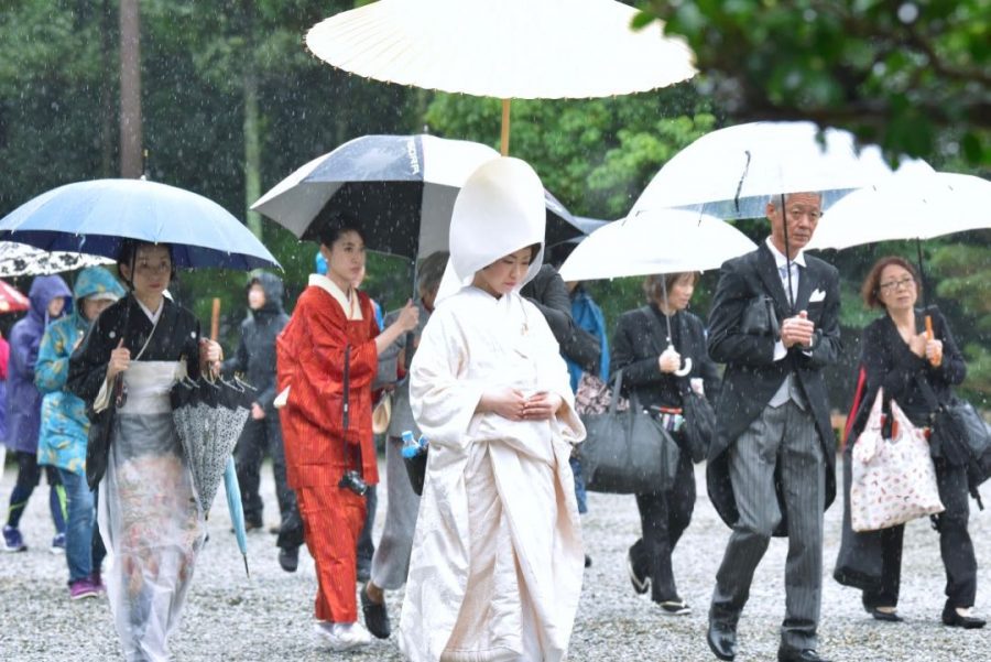 雨の大神神社で結婚式の写真
