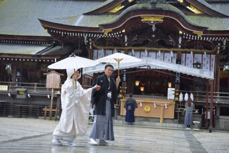 雨の大神神社で結婚式の写真