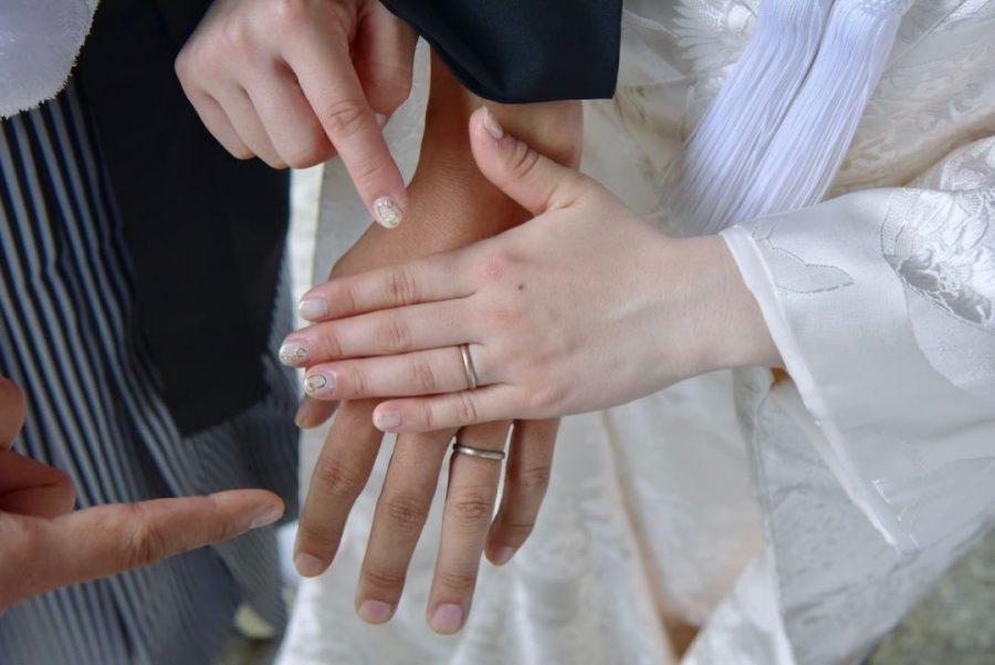 雨の大神神社で結婚式の写真