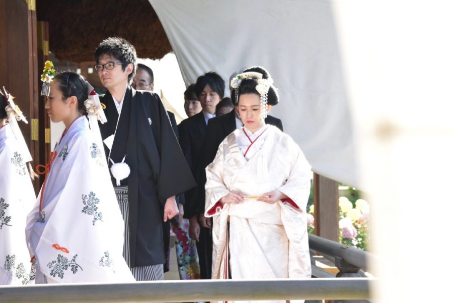 大神神社で結婚式の新郎新婦の和装写真