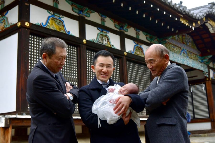 御香宮神社でお宮参りの赤ちゃんの着物写真