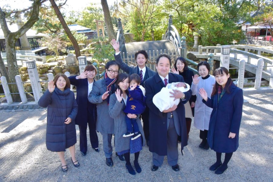えびす宮総本社西宮神社でお宮参りの赤ちゃんと家族写真
