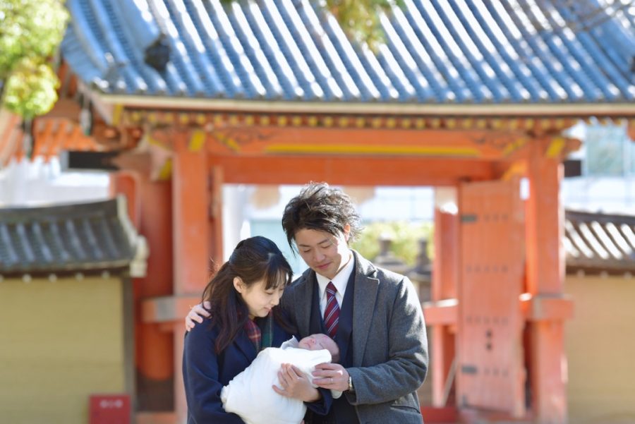 えびす宮総本社西宮神社でお宮参りの赤ちゃんと家族写真