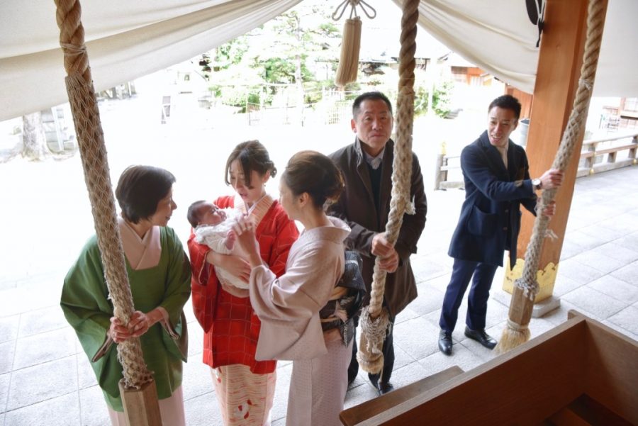 岸城神社でお宮参りの写真撮影