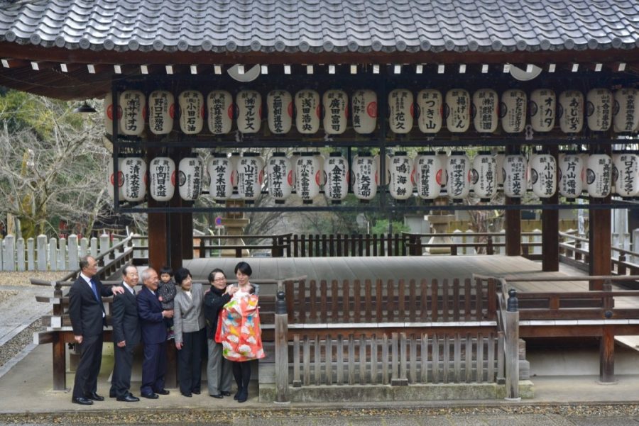 向日神社で雨のお宮参りの記念写真撮影