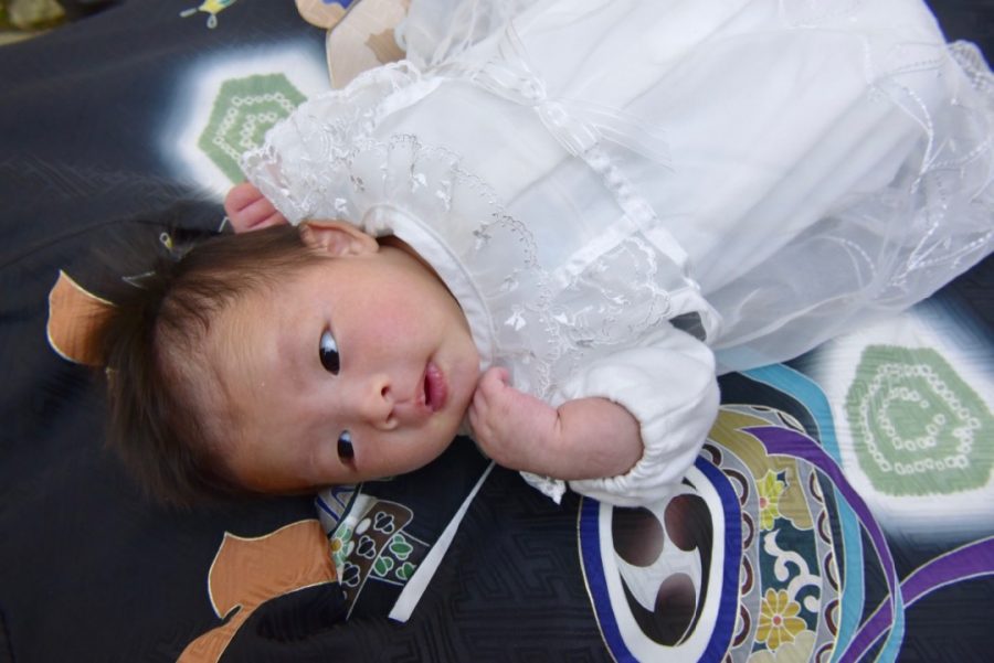 春日大社でご祈祷後のお宮参りの赤ちゃんの写真