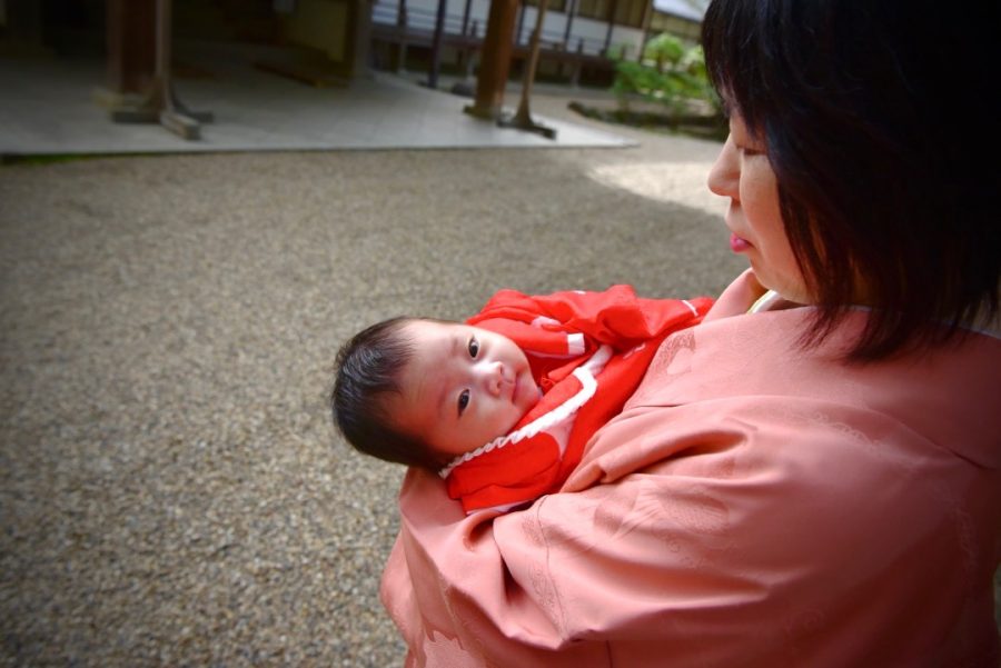 春日大社のお宮参りで着物姿の赤ちゃんの写真