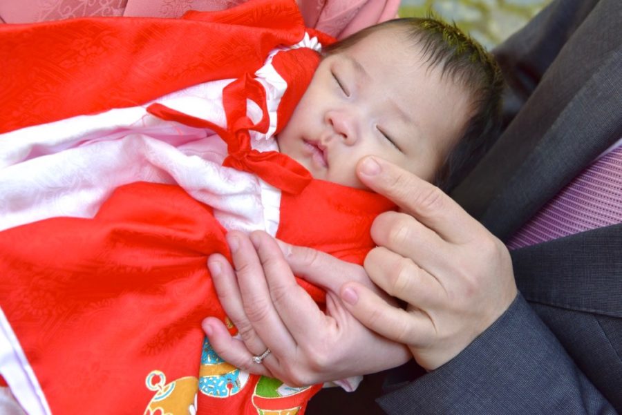 春日大社のお宮参りで着物姿の赤ちゃんの写真