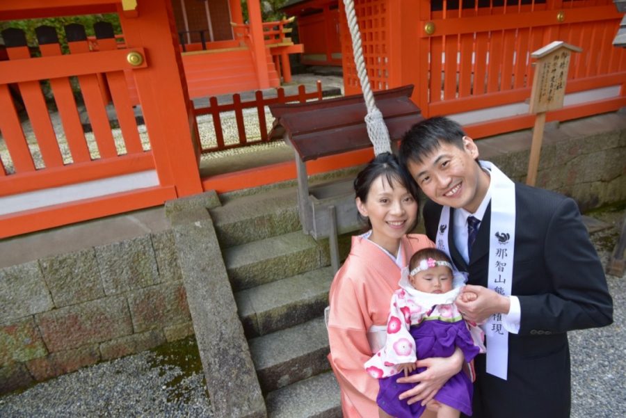 熊野那智大社でお宮参りの赤ちゃんと家族記念写真