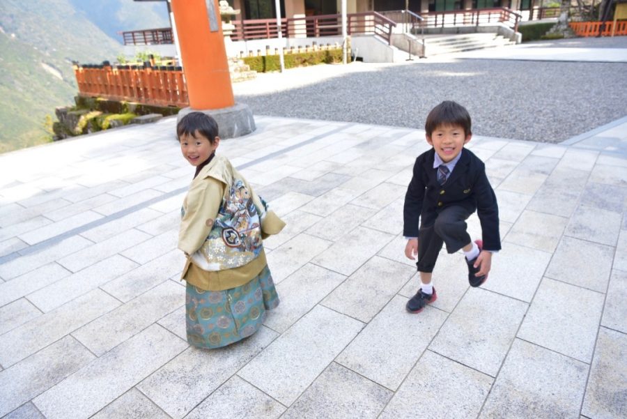 熊野那智大社でお宮参りの赤ちゃんと家族記念写真
