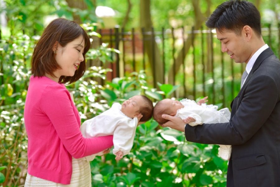 豊中稲荷神社でお宮参りの赤ちゃんとの家族写真