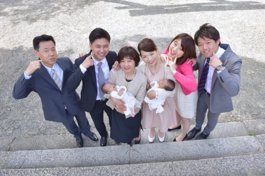 豊中稲荷神社でお宮参りの赤ちゃんとの家族写真