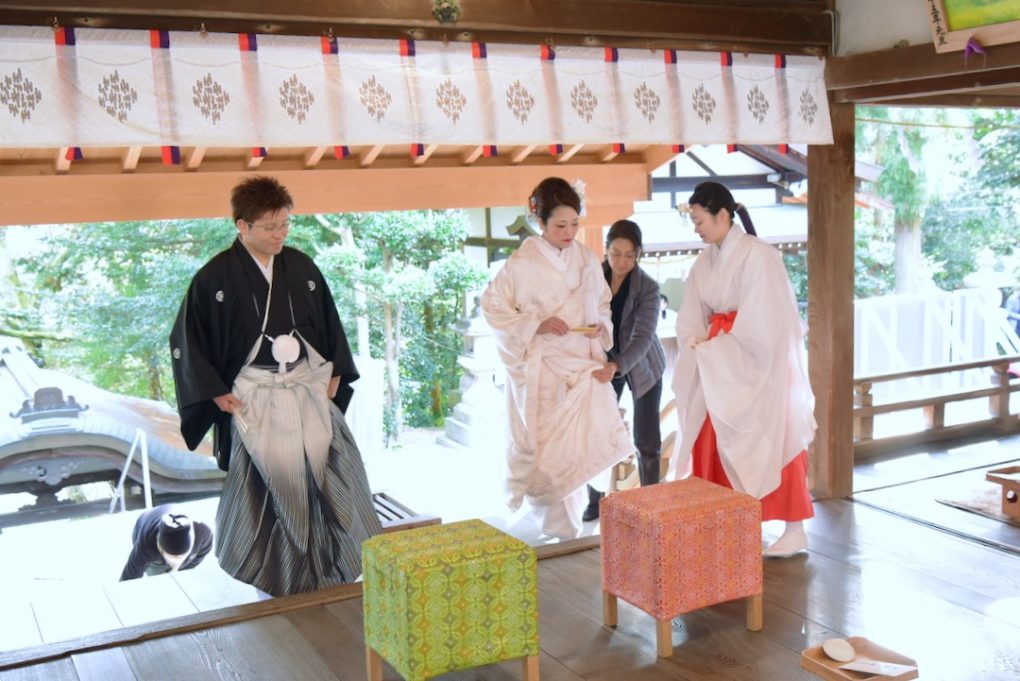 往馬大社で神前挙式の白無垢と色打掛けの写真撮影