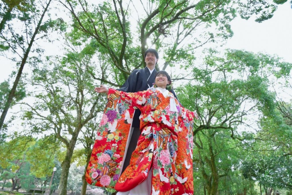 髪型は洋髪で赤い色打掛けで奈良公園での和装前撮り撮影