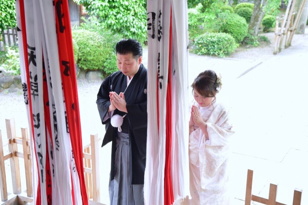大神神社で白無垢と色打掛けでの結婚式