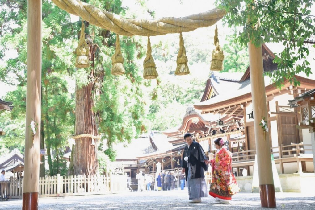 大神神社で白無垢と色打掛けでの結婚式