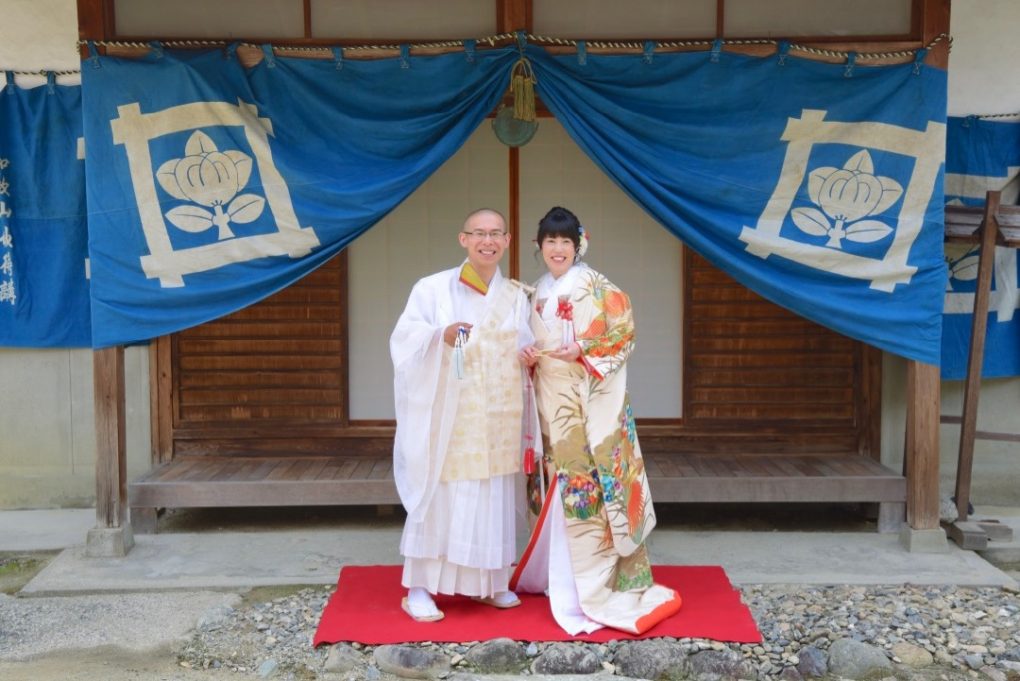 お寺での仏前式の結婚写真