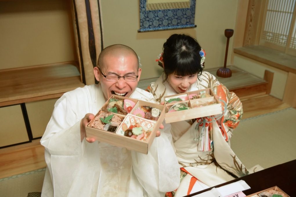 お寺での仏前式の結婚写真