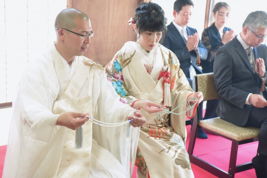 お寺での仏前式の結婚写真