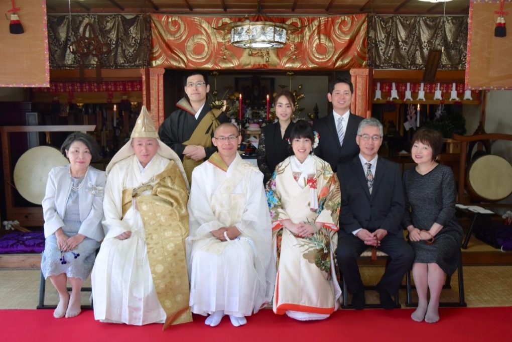 お寺での仏前式の結婚写真