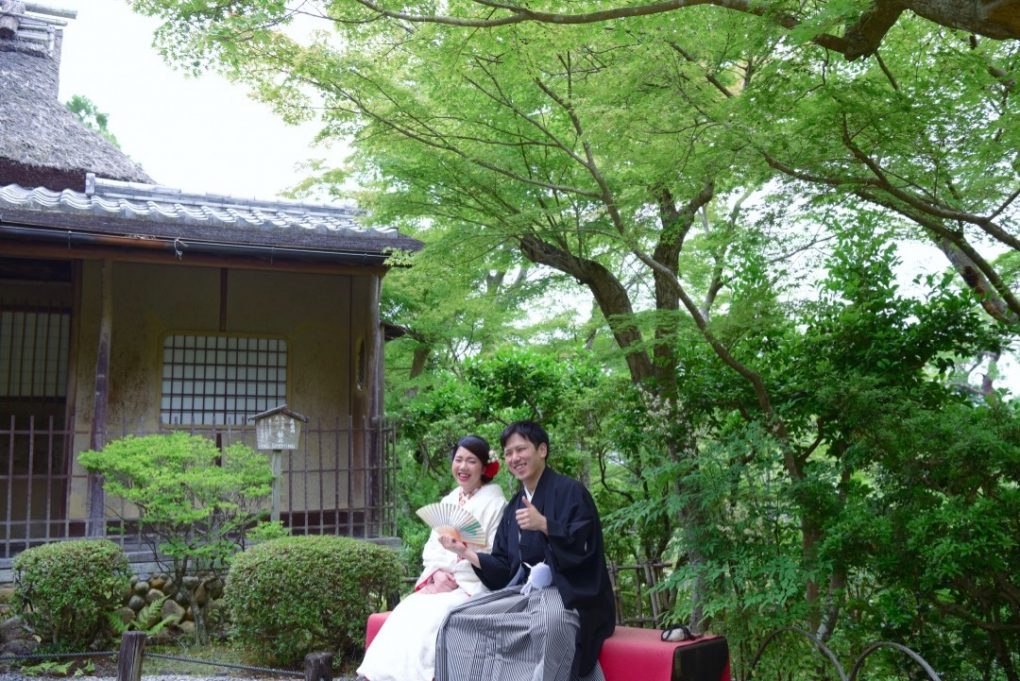 和装の白無垢で髪型は洋髪ヘアスタイルで前撮りロケーション写真