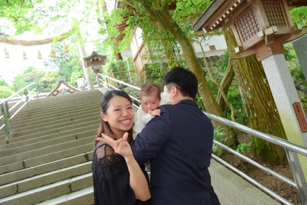 大神神社で赤ちゃんのお宮参りの写真