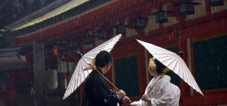 雨の石上神宮での結婚式