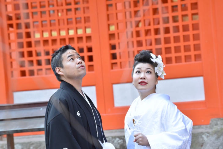 熊野那智大社の結婚式のレンタル衣装や貸衣裳と洋髪ヘアメイクの髪型や髪飾りヘアスタイルの写真