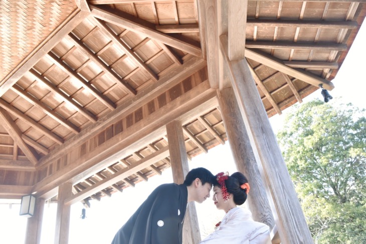 桜と菜の花で奈良で結婚式の和装の前撮りを地毛の日本髪の写真
