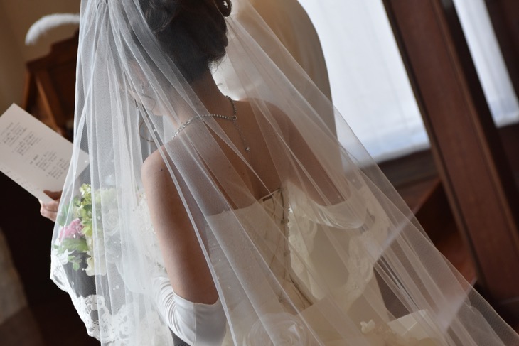チャペルで撮るフォトウエディング、写真だけの結婚式は全カットの写真データ付きでウエディングドレスとカラードレスの可愛いメイクで髪型ヘアスタイルの写真