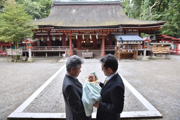 石上神宮でご祈祷前に駐車場から撮影を開始するお宮参りの記念写真