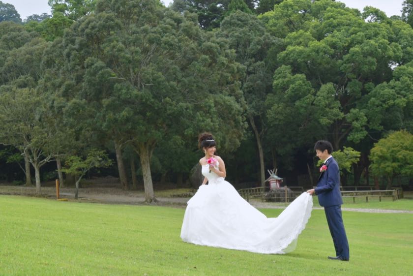 洋装ウエディングドレスで結婚式の前撮りロケーションの新郎新婦