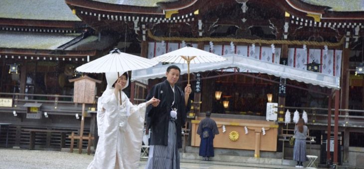 雨の大神神社で結婚式