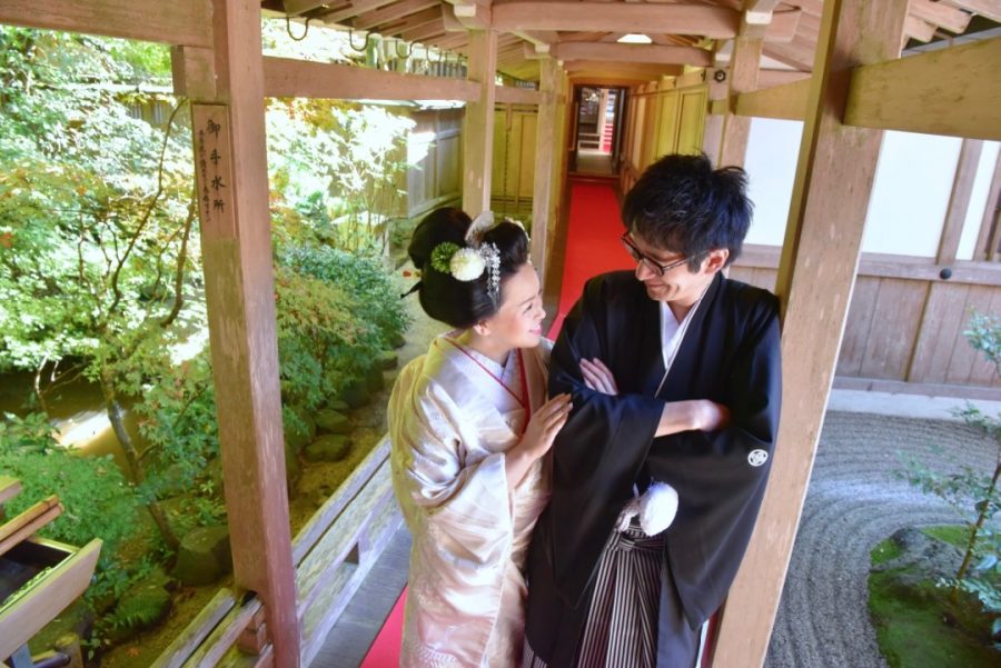 大神神社で結婚式の新郎新婦の和装写真