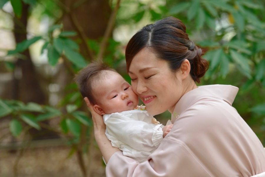 生田神社でお宮参りの赤ちゃんと着物の母の写真