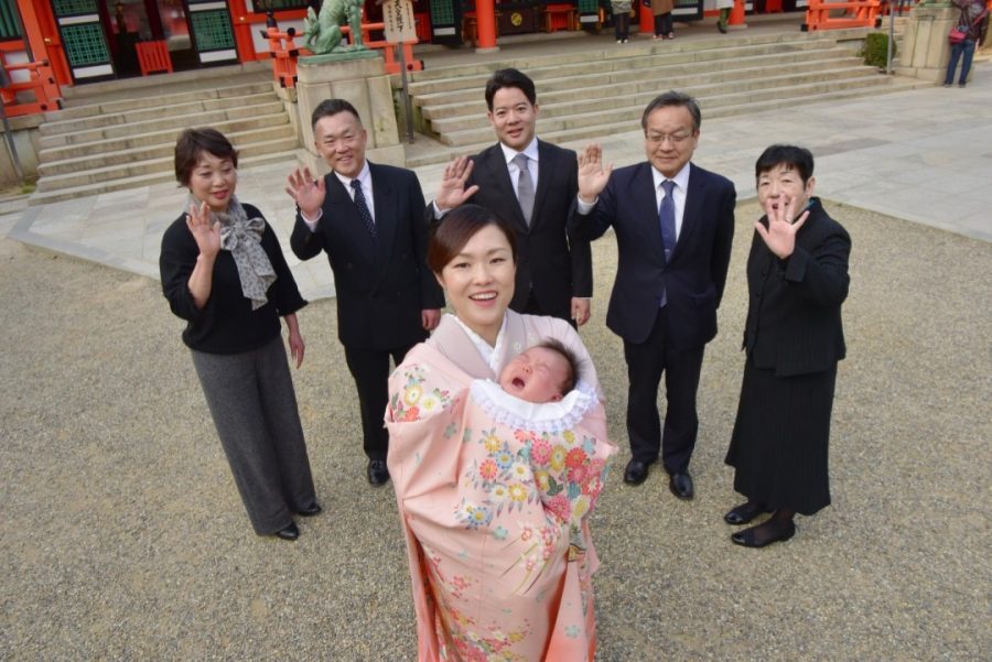 生田神社でお宮参りの赤ちゃんと着物の母の写真