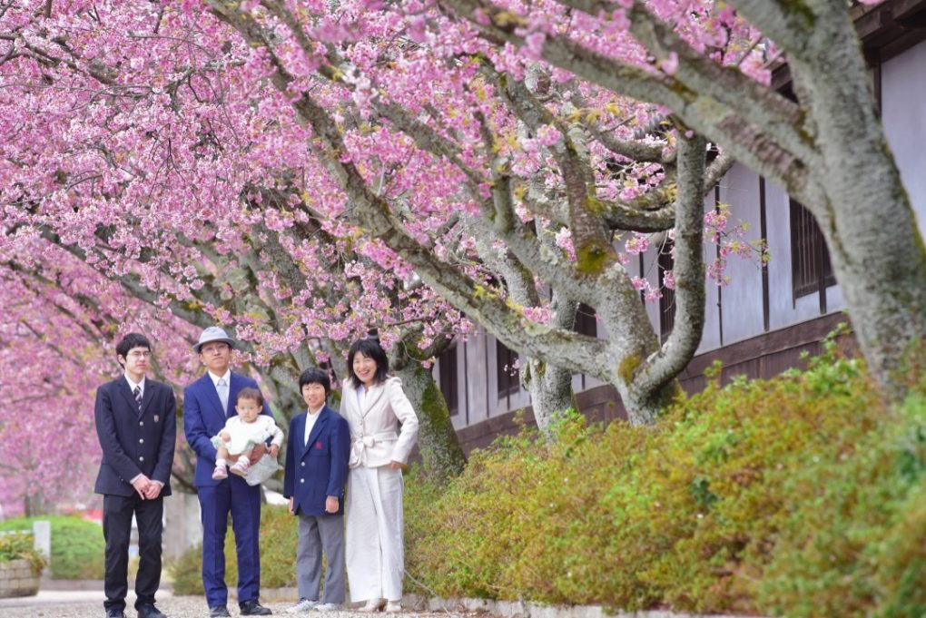 桜の樹の下で家族写真