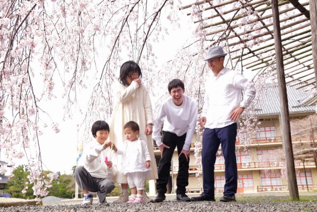 桜の樹の下で家族写真