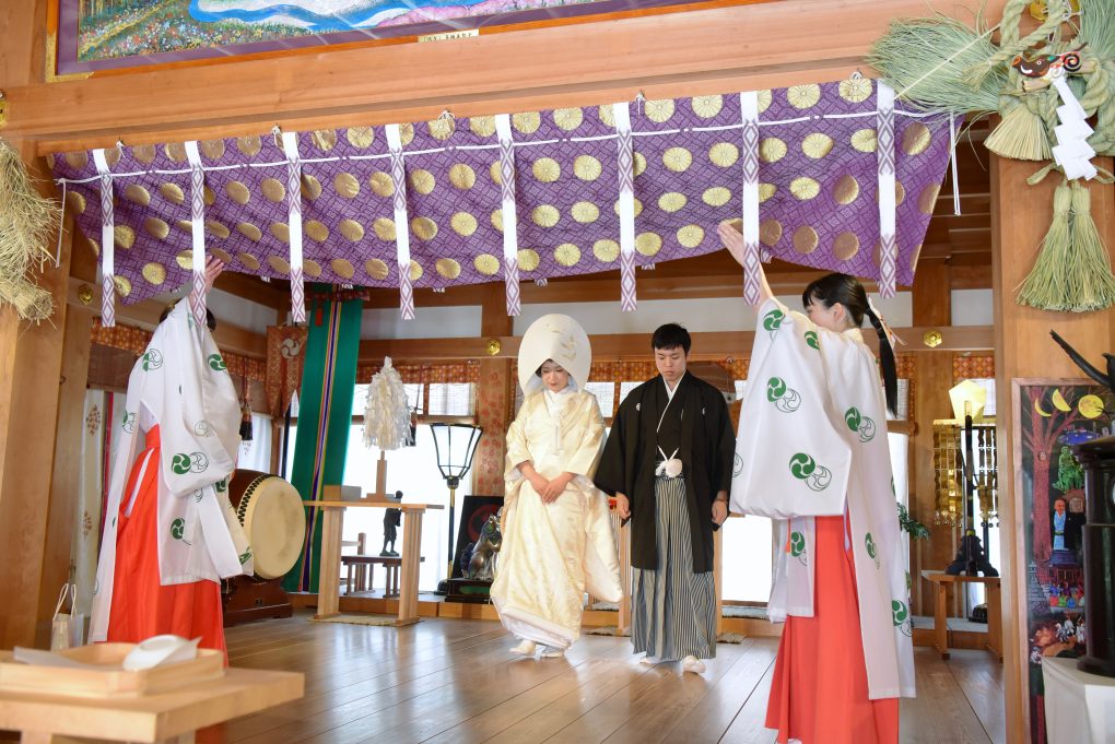 熊野本宮大社で白無垢カツラ綿帽子での結婚式の写真