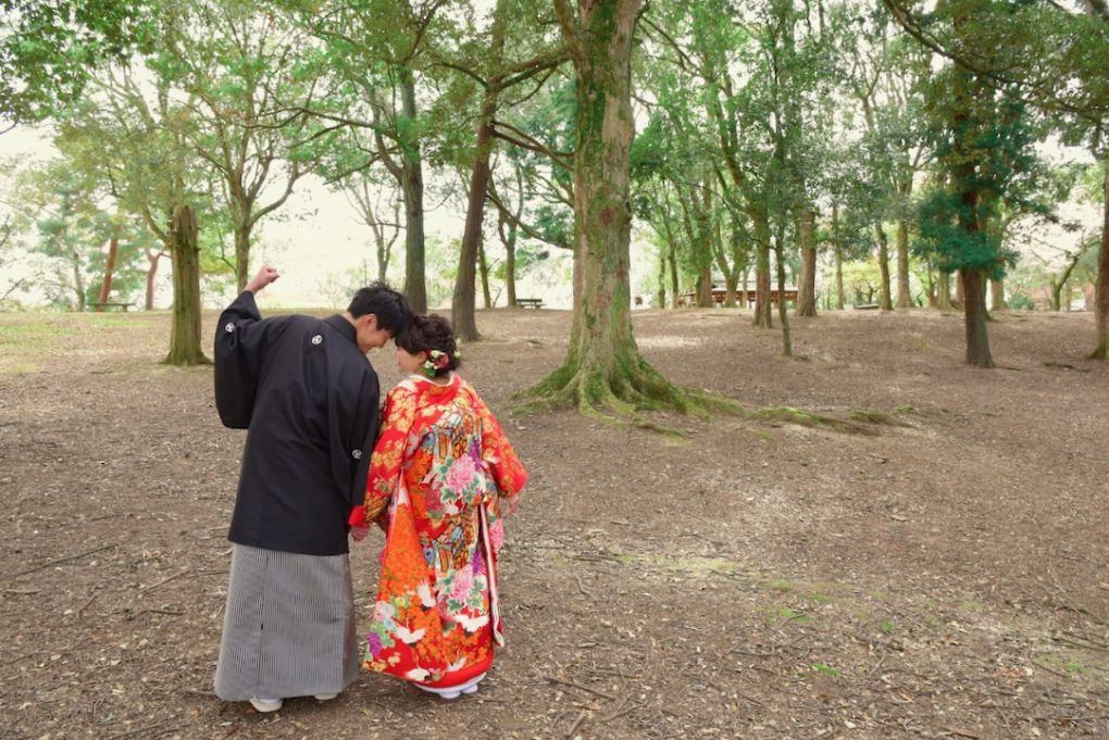 髪型は洋髪で赤い色打掛けで奈良公園での和装前撮り撮影